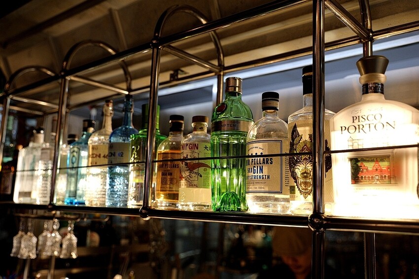 【墾丁大街酒吧】白天不懂夜的美 酒鬼必訪！燈光美氣氛佳 敬南國一杯｜昆汀Bar&Food（屏東恆春）