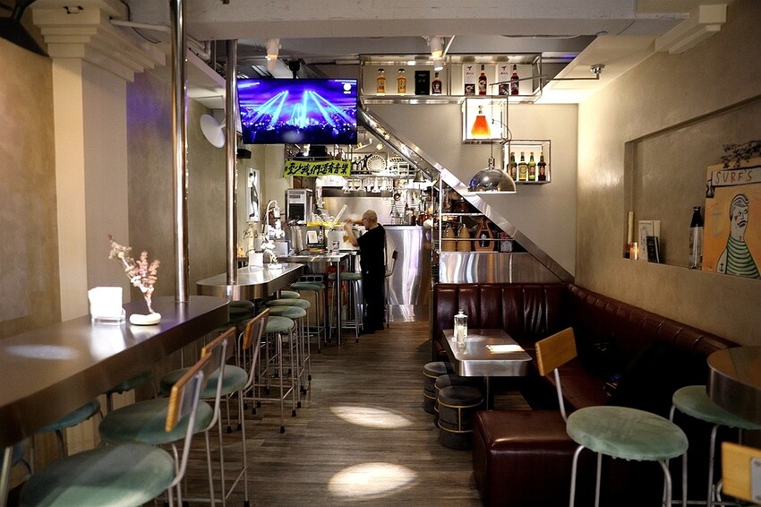 【墾丁大街酒吧】白天不懂夜的美 酒鬼必訪！燈光美氣氛佳 敬南國一杯｜昆汀Bar&Food（屏東恆春）