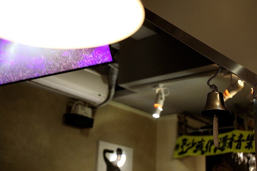 【墾丁大街酒吧】白天不懂夜的美 酒鬼必訪！燈光美氣氛佳 敬南國一杯｜昆汀Bar&Food（屏東恆春）