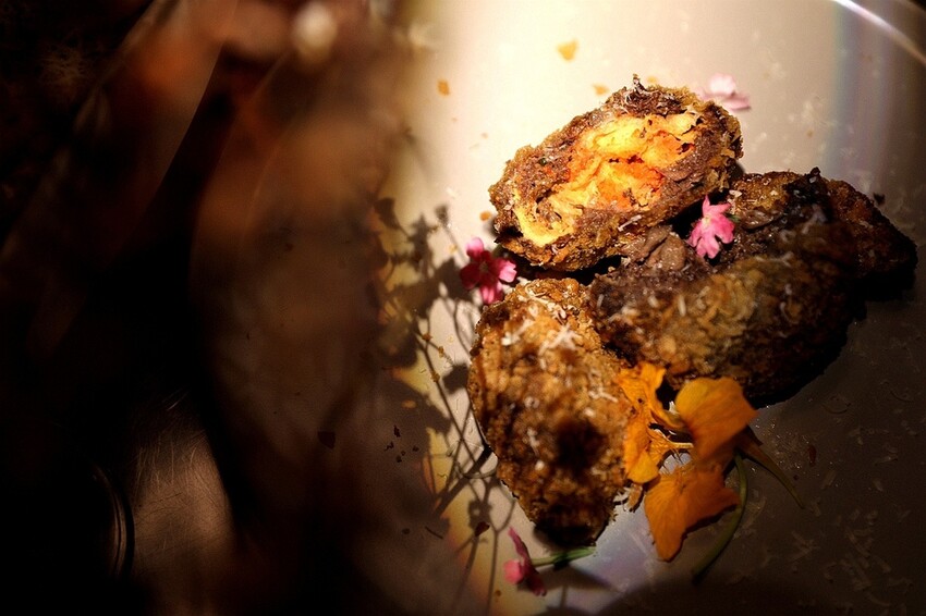 【墾丁大街酒吧】白天不懂夜的美 酒鬼必訪！燈光美氣氛佳 敬南國一杯｜昆汀Bar&Food（屏東恆春）