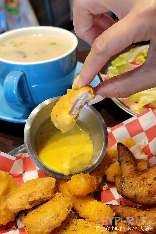 多達十多種以上漢堡組合，從餐車開到店面口味好吃又多變化，店內用餐飲料還無限暢飲，美式漢堡控必吃！