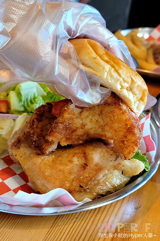 多達十多種以上漢堡組合，從餐車開到店面口味好吃又多變化，店內用餐飲料還無限暢飲，美式漢堡控必吃！