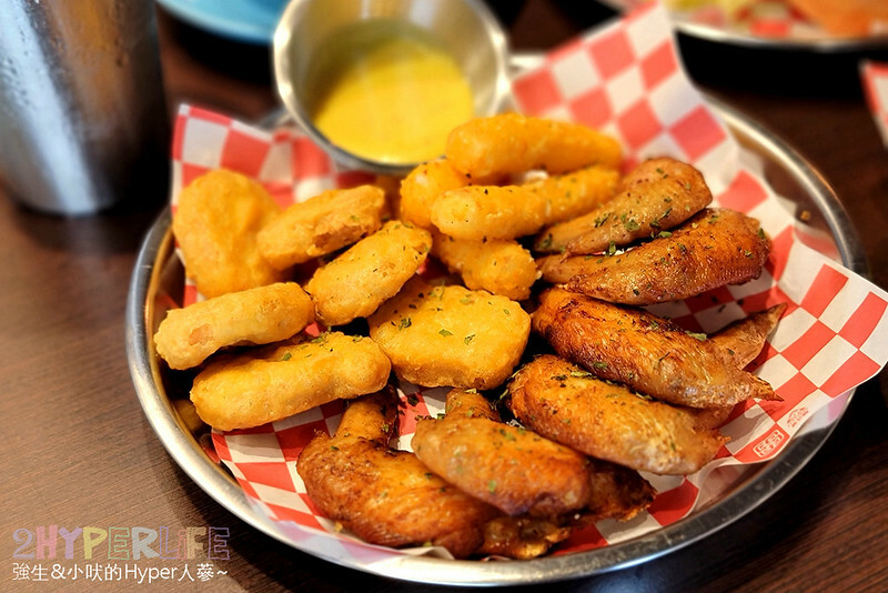 多達十多種以上漢堡組合，從餐車開到店面口味好吃又多變化，店內用餐飲料還無限暢飲，美式漢堡控必吃！