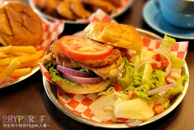 多達十多種以上漢堡組合，從餐車開到店面口味好吃又多變化，店內用餐飲料還無限暢飲，美式漢堡控必吃！