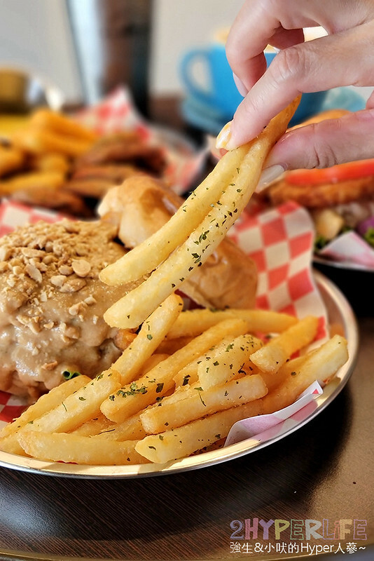 多達十多種以上漢堡組合，從餐車開到店面口味好吃又多變化，店內用餐飲料還無限暢飲，美式漢堡控必吃！