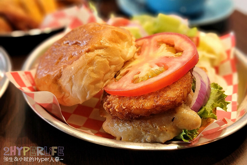 多達十多種以上漢堡組合，從餐車開到店面口味好吃又多變化，店內用餐飲料還無限暢飲，美式漢堡控必吃！