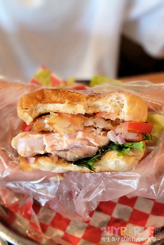 多達十多種以上漢堡組合，從餐車開到店面口味好吃又多變化，店內用餐飲料還無限暢飲，美式漢堡控必吃！