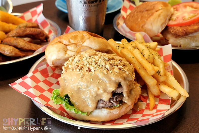 多達十多種以上漢堡組合，從餐車開到店面口味好吃又多變化，店內用餐飲料還無限暢飲，美式漢堡控必吃！