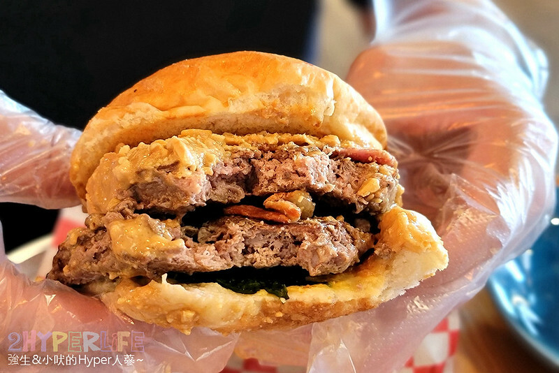 多達十多種以上漢堡組合，從餐車開到店面口味好吃又多變化，店內用餐飲料還無限暢飲，美式漢堡控必吃！