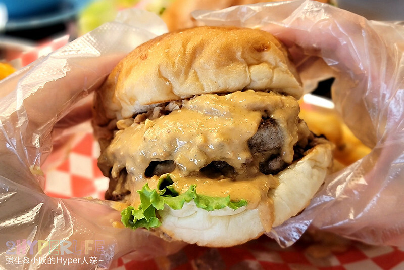 多達十多種以上漢堡組合，從餐車開到店面口味好吃又多變化，店內用餐飲料還無限暢飲，美式漢堡控必吃！