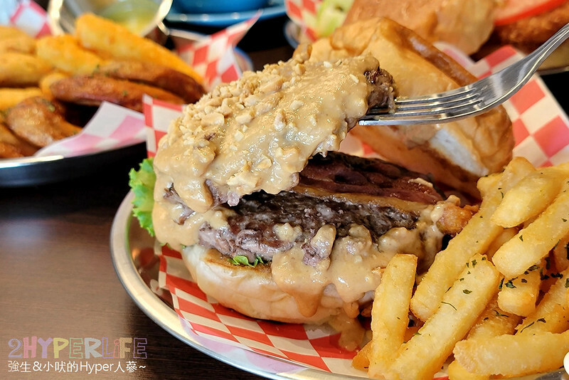 多達十多種以上漢堡組合，從餐車開到店面口味好吃又多變化，店內用餐飲料還無限暢飲，美式漢堡控必吃！