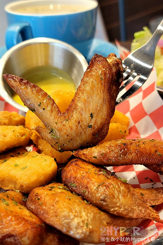 多達十多種以上漢堡組合，從餐車開到店面口味好吃又多變化，店內用餐飲料還無限暢飲，美式漢堡控必吃！