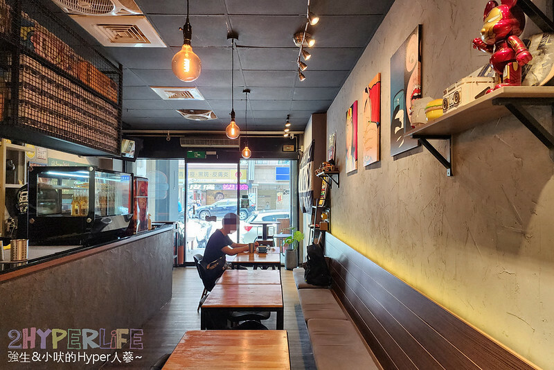 多達十多種以上漢堡組合，從餐車開到店面口味好吃又多變化，店內用餐飲料還無限暢飲，美式漢堡控必吃！