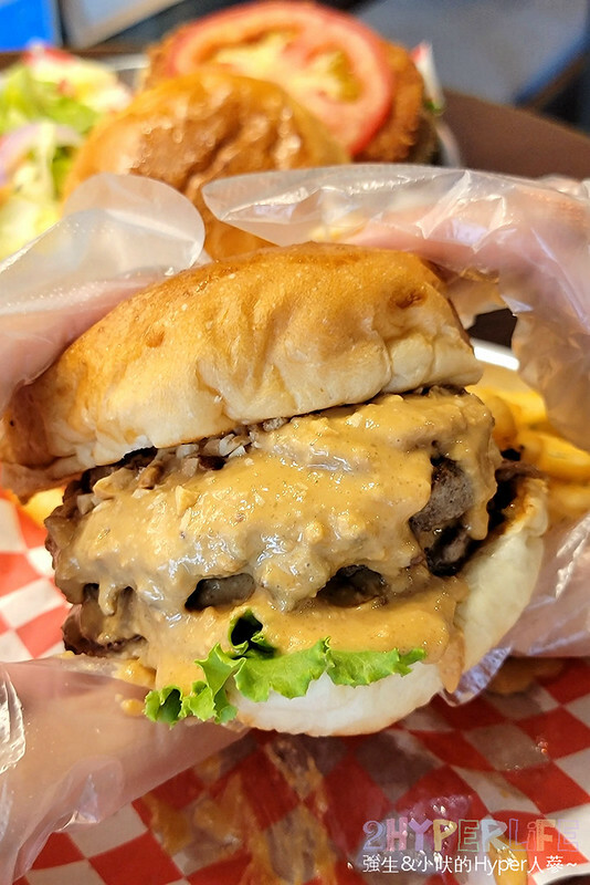 多達十多種以上漢堡組合，從餐車開到店面口味好吃又多變化，店內用餐飲料還無限暢飲，美式漢堡控必吃！