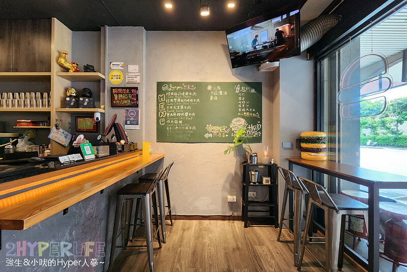 多達十多種以上漢堡組合，從餐車開到店面口味好吃又多變化，店內用餐飲料還無限暢飲，美式漢堡控必吃！
