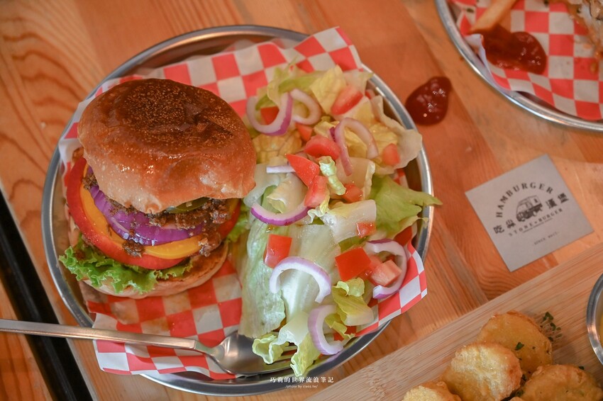 台中美式漢堡現點現做juicy會滴汁！薯條或沙拉二選一，還有無限暢飲喝到飽