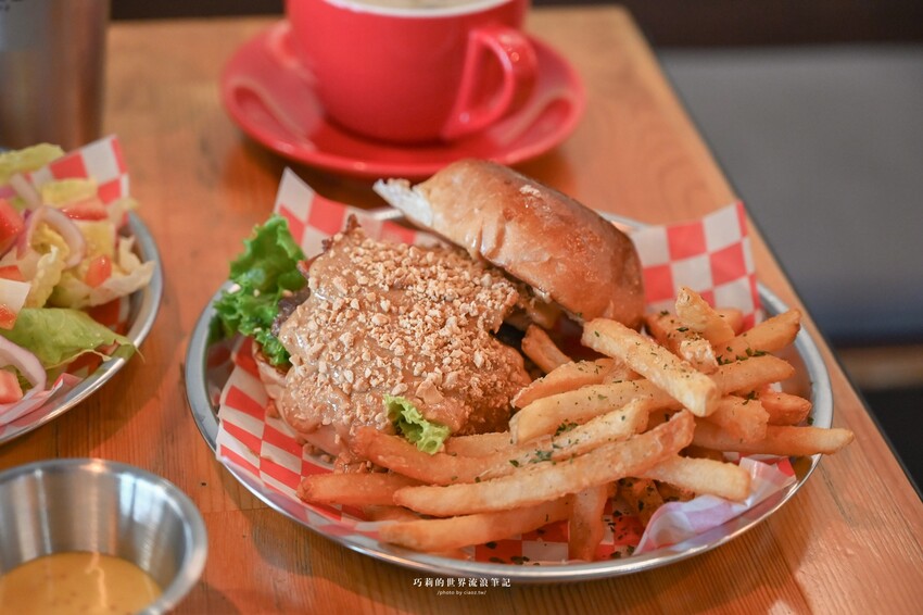 台中美式漢堡現點現做juicy會滴汁！薯條或沙拉二選一，還有無限暢飲喝到飽