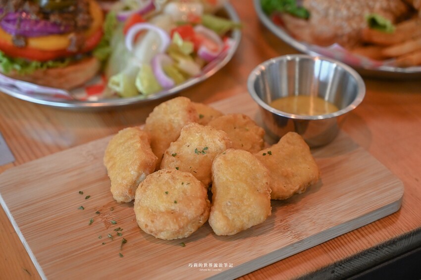 台中美式漢堡現點現做juicy會滴汁！薯條或沙拉二選一，還有無限暢飲喝到飽
