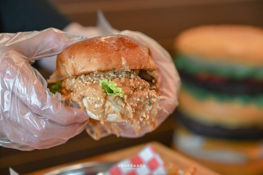 台中美式漢堡現點現做juicy會滴汁！薯條或沙拉二選一，還有無限暢飲喝到飽