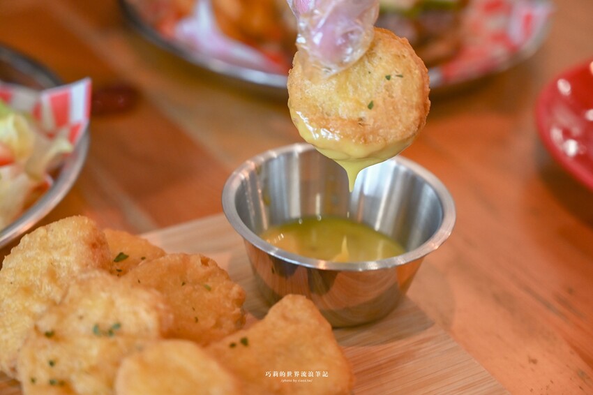 台中美式漢堡現點現做juicy會滴汁！薯條或沙拉二選一，還有無限暢飲喝到飽
