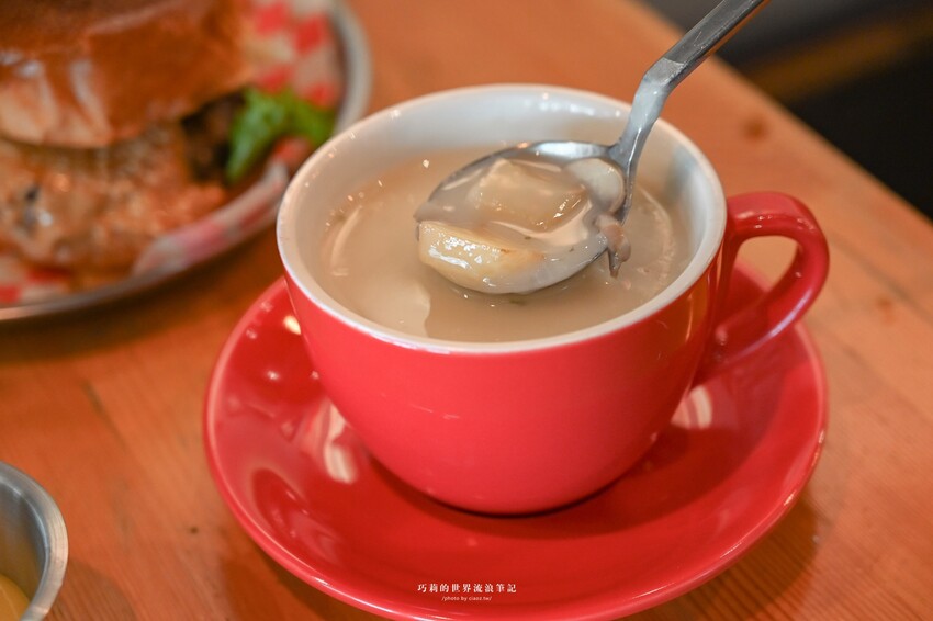 台中美式漢堡現點現做juicy會滴汁！薯條或沙拉二選一，還有無限暢飲喝到飽