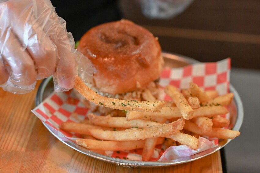 台中美式漢堡現點現做juicy會滴汁！薯條或沙拉二選一，還有無限暢飲喝到飽