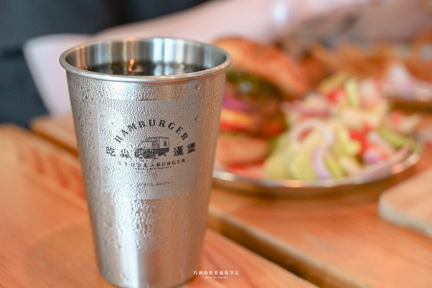 台中美式漢堡現點現做juicy會滴汁！薯條或沙拉二選一，還有無限暢飲喝到飽