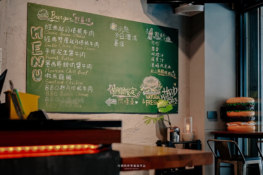 台中美式漢堡現點現做juicy會滴汁！薯條或沙拉二選一，還有無限暢飲喝到飽