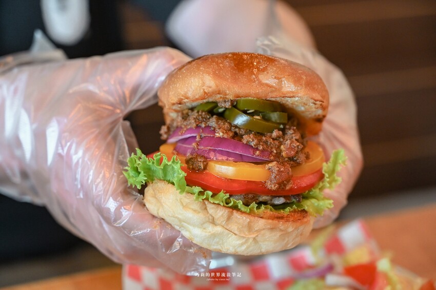 台中美式漢堡現點現做juicy會滴汁！薯條或沙拉二選一，還有無限暢飲喝到飽