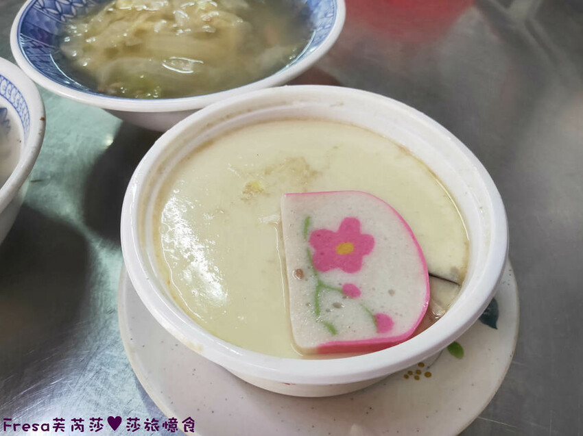 嘉義小吃【頭家火雞肉飯】隱藏東市場一隅在地超人氣.蓋好蓋滿雞肉絲飯/魯肉飯＄２０好吃推薦！味噌湯＄１０