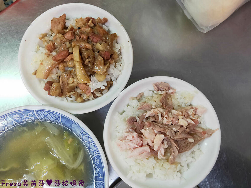 嘉義小吃【頭家火雞肉飯】隱藏東市場一隅在地超人氣.蓋好蓋滿雞肉絲飯/魯肉飯＄２０好吃推薦！味噌湯＄１０