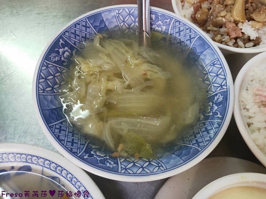 嘉義小吃【頭家火雞肉飯】隱藏東市場一隅在地超人氣.蓋好蓋滿雞肉絲飯/魯肉飯＄２０好吃推薦！味噌湯＄１０