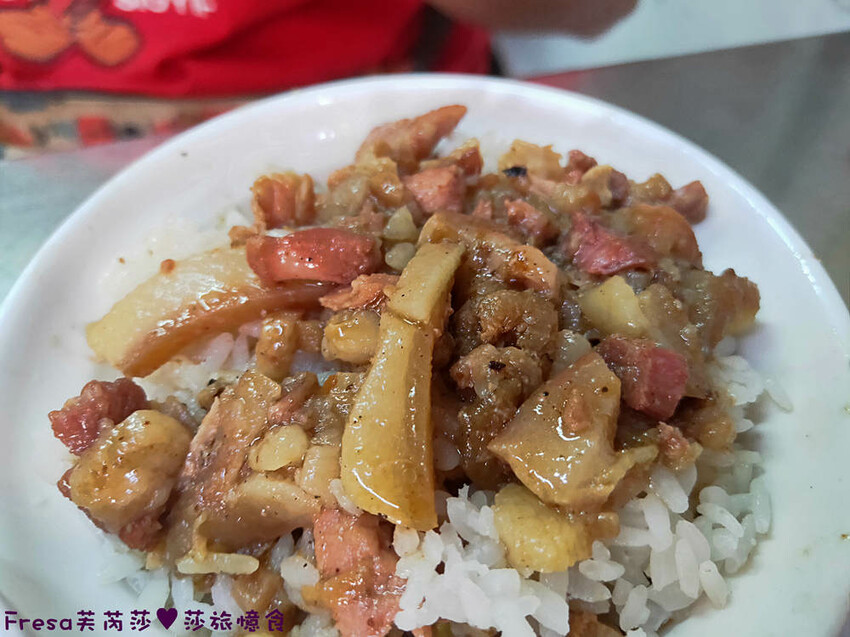 嘉義小吃【頭家火雞肉飯】隱藏東市場一隅在地超人氣.蓋好蓋滿雞肉絲飯/魯肉飯＄２０好吃推薦！味噌湯＄１０