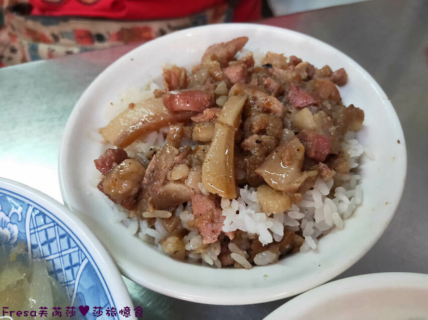 嘉義小吃【頭家火雞肉飯】隱藏東市場一隅在地超人氣.蓋好蓋滿雞肉絲飯/魯肉飯＄２０好吃推薦！味噌湯＄１０