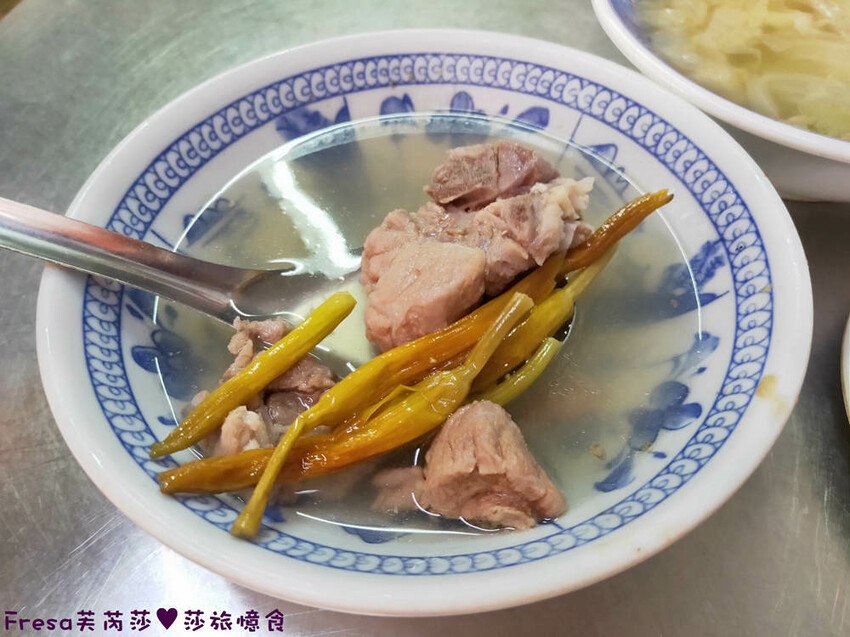 嘉義小吃【頭家火雞肉飯】隱藏東市場一隅在地超人氣.蓋好蓋滿雞肉絲飯/魯肉飯＄２０好吃推薦！味噌湯＄１０