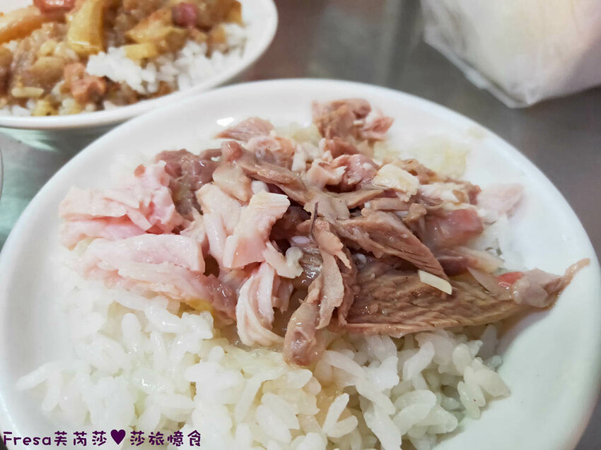 嘉義小吃【頭家火雞肉飯】隱藏東市場一隅在地超人氣.蓋好蓋滿雞肉絲飯/魯肉飯＄２０好吃推薦！味噌湯＄１０
