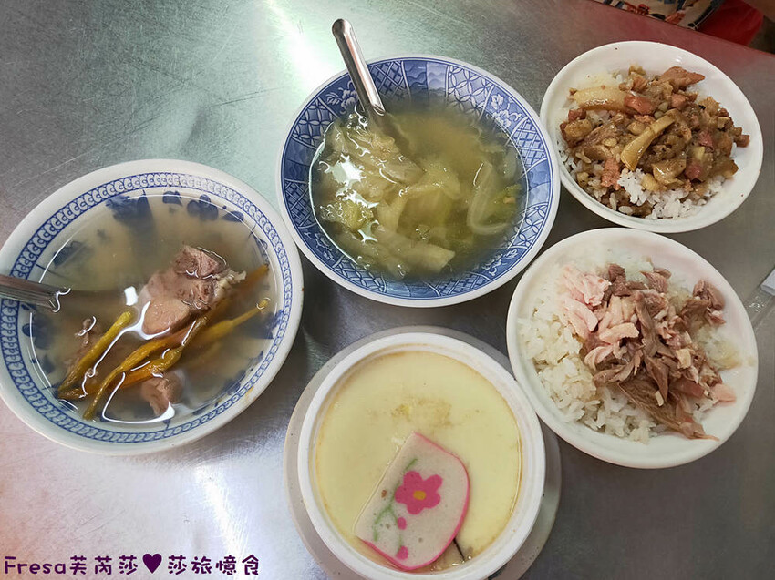 嘉義小吃【頭家火雞肉飯】隱藏東市場一隅在地超人氣.蓋好蓋滿雞肉絲飯/魯肉飯＄２０好吃推薦！味噌湯＄１０