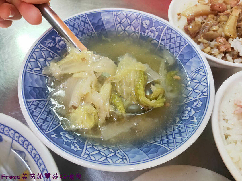 嘉義小吃【頭家火雞肉飯】隱藏東市場一隅在地超人氣.蓋好蓋滿雞肉絲飯/魯肉飯＄２０好吃推薦！味噌湯＄１０