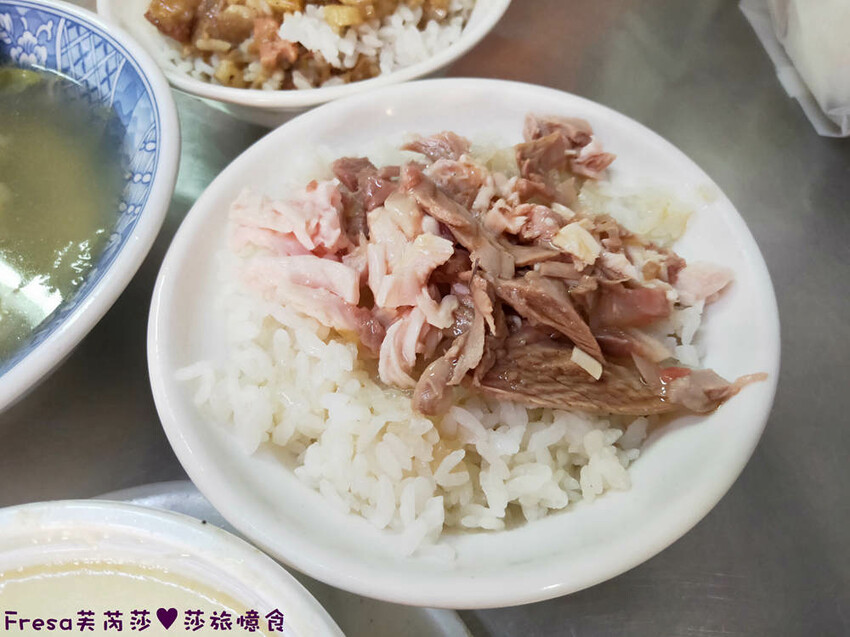嘉義小吃【頭家火雞肉飯】隱藏東市場一隅在地超人氣.蓋好蓋滿雞肉絲飯/魯肉飯＄２０好吃推薦！味噌湯＄１０