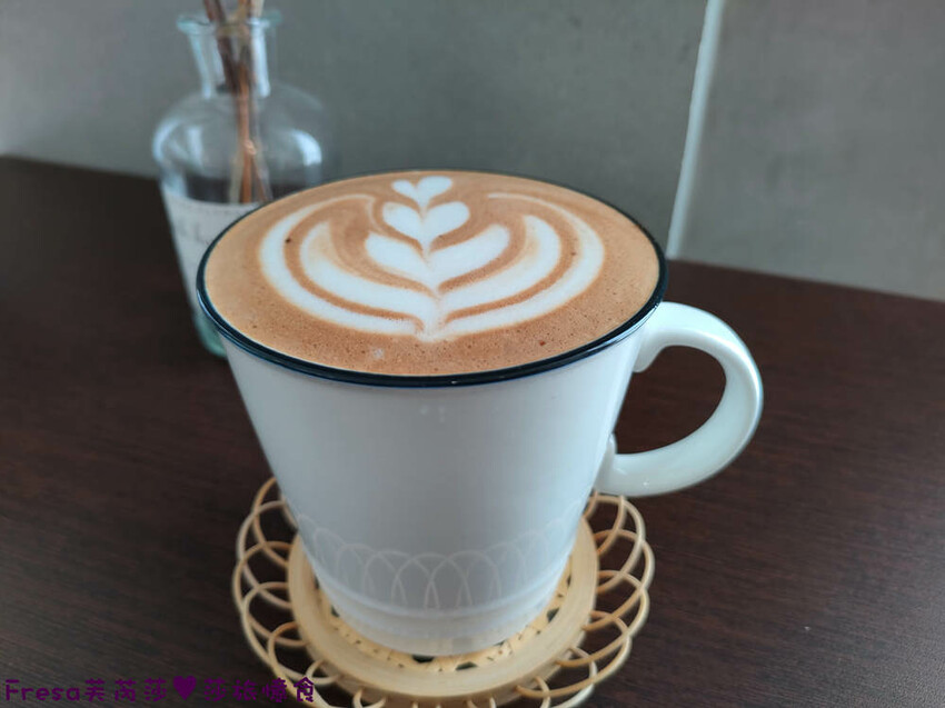 嘉義甜點【櫻桃計畫】綠意溫暖裝潢網美餐廳.千層蛋糕＋醇濃咖啡下午茶│葉綠宿旅館│西區美食