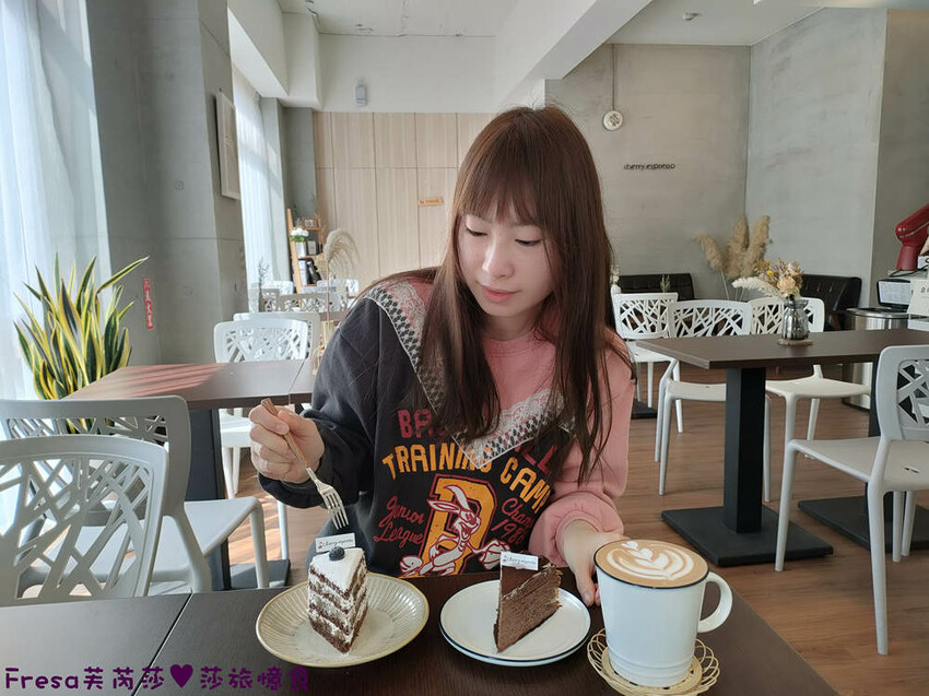 嘉義甜點【櫻桃計畫】綠意溫暖裝潢網美餐廳.千層蛋糕＋醇濃咖啡下午茶│葉綠宿旅館│西區美食