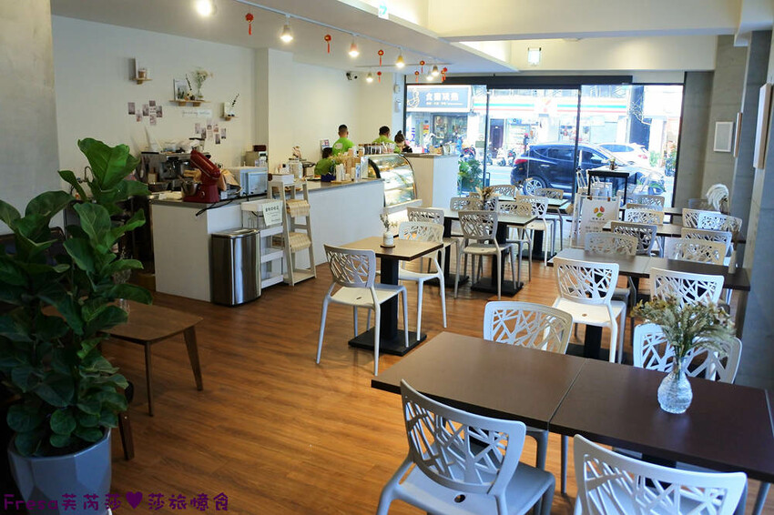 嘉義甜點【櫻桃計畫】綠意溫暖裝潢網美餐廳.千層蛋糕＋醇濃咖啡下午茶│葉綠宿旅館│西區美食