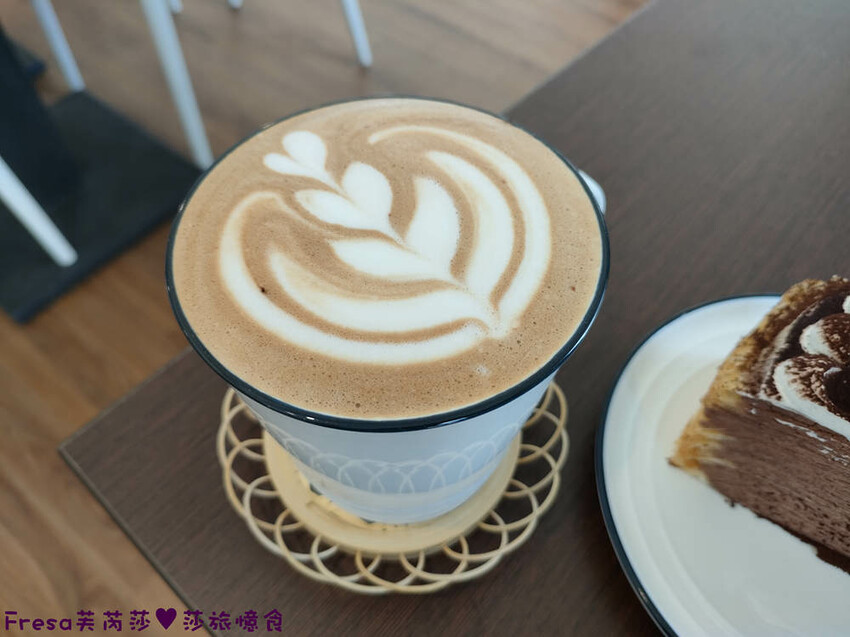 嘉義甜點【櫻桃計畫】綠意溫暖裝潢網美餐廳.千層蛋糕＋醇濃咖啡下午茶│葉綠宿旅館│西區美食