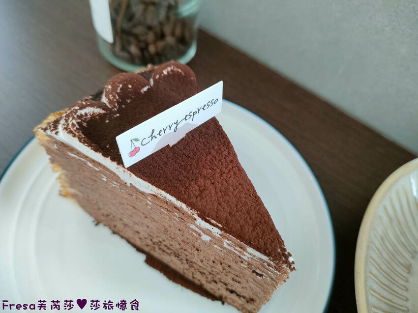 嘉義甜點【櫻桃計畫】綠意溫暖裝潢網美餐廳.千層蛋糕＋醇濃咖啡下午茶│葉綠宿旅館│西區美食