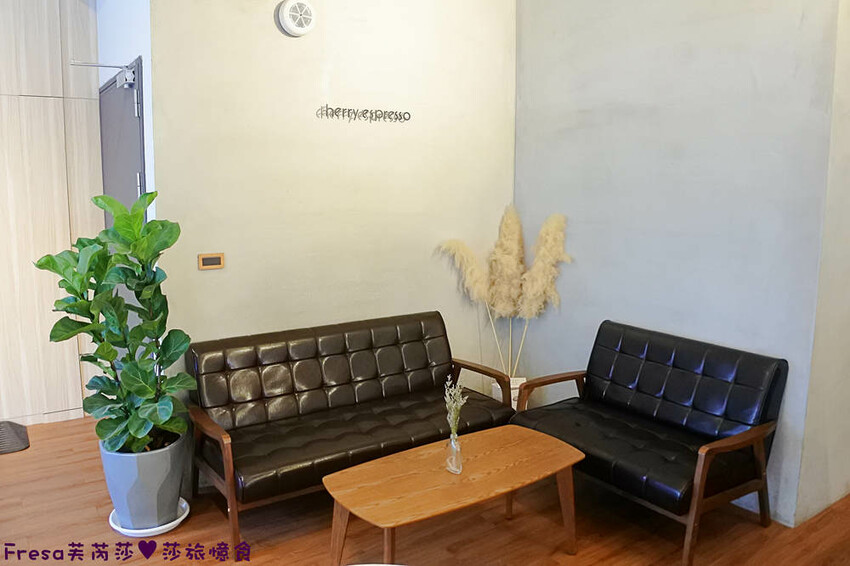 嘉義甜點【櫻桃計畫】綠意溫暖裝潢網美餐廳.千層蛋糕＋醇濃咖啡下午茶│葉綠宿旅館│西區美食