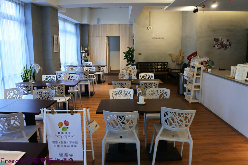 嘉義甜點【櫻桃計畫】綠意溫暖裝潢網美餐廳.千層蛋糕＋醇濃咖啡下午茶│葉綠宿旅館│西區美食