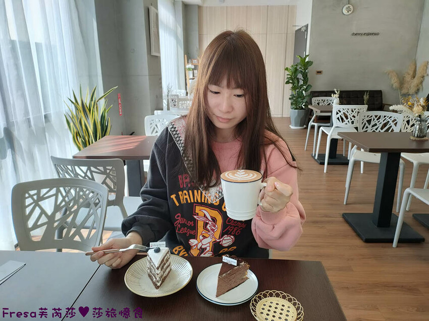 嘉義甜點【櫻桃計畫】綠意溫暖裝潢網美餐廳.千層蛋糕＋醇濃咖啡下午茶│葉綠宿旅館│西區美食