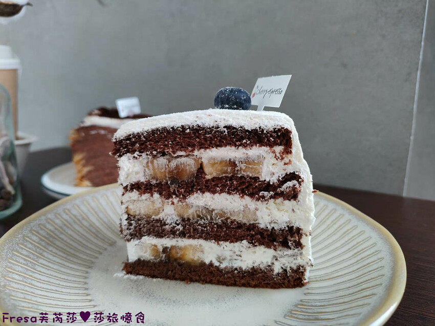 嘉義甜點【櫻桃計畫】綠意溫暖裝潢網美餐廳.千層蛋糕＋醇濃咖啡下午茶│葉綠宿旅館│西區美食