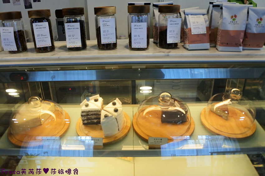 嘉義甜點【櫻桃計畫】綠意溫暖裝潢網美餐廳.千層蛋糕＋醇濃咖啡下午茶│葉綠宿旅館│西區美食