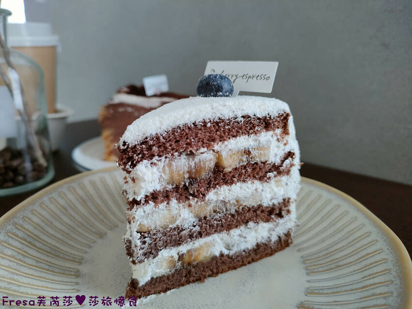 嘉義甜點【櫻桃計畫】綠意溫暖裝潢網美餐廳.千層蛋糕＋醇濃咖啡下午茶│葉綠宿旅館│西區美食